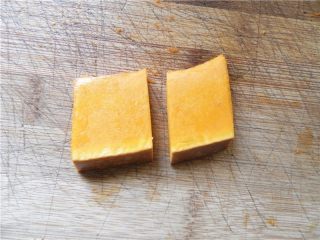 7、蜂蜜烤南瓜,剩下没摆盘的南瓜片(也已涂好油),再对半切开。