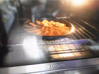 9、蜂蜜烤南瓜,烤箱不用预热,170度中层,放入南瓜盘先烤18分钟(如果南瓜切得厚,烤的时间相对较长,大概25分钟左右)。