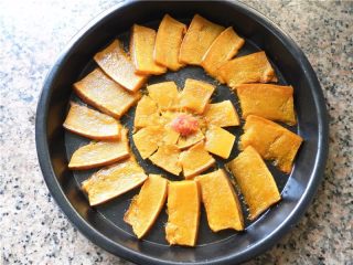 12、蜂蜜烤南瓜,将南瓜摆好盘后,放一小勺番茄酱点缀在盘中心。