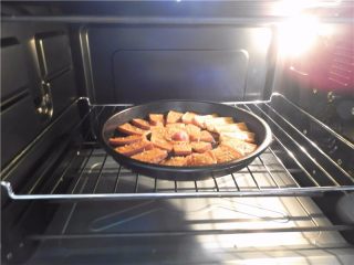 14、蜂蜜烤南瓜,再放进烤箱烤2分钟就好了。