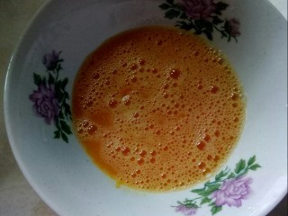 2、#冬日暖心菜#   一碗热汤面,鸡蛋加盐，打散。