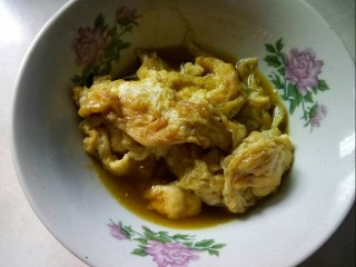 4、#冬日暖心菜#   一碗热汤面,炒好的鸡蛋盛入碗中。