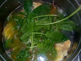 6、#冬日暖心菜#   一碗热汤面,放入菠菜。