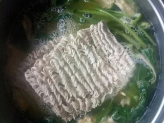 7、#冬日暖心菜#   一碗热汤面,放入鸡蛋面饼。