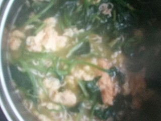 8、#冬日暖心菜#   一碗热汤面,大火煮十分钟，加盐拌匀关火。