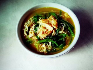 9、#冬日暖心菜#   一碗热汤面,起锅，盛入碗中。