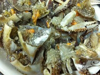 2、姜葱炒蟹,切好的蟹块上撒上少许生粉,确保每一块都裹上薄薄的一层粉