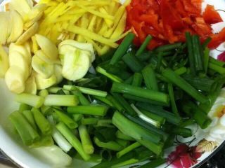 3、姜葱炒蟹,葱切段、辣椒和姜切粗丝、蒜头切片备用,取一个小碗放入一点清水、一汤匙生抽、一点盐、一点鸡精和适量生粉拌匀调成酱汁