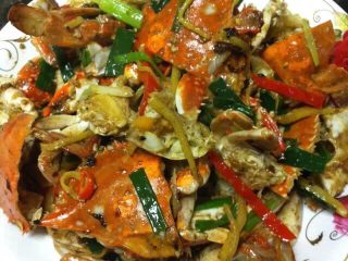 5、姜葱炒蟹,出锅咯~一盘香气四溢的姜葱炒蟹是家里请客吃饭高大上的下酒菜