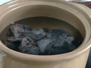 9、＃一碗汤＃熟地黑豆乌鸡汤,煲汤锅加入足量的水放入乌鸡