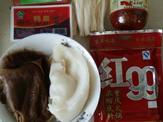 1、毛血旺,准备好所有的食材。