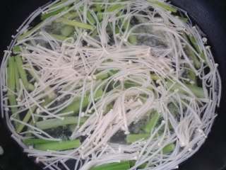 2、毛血旺,锅中烧开水，将芹菜和金针菇放开水中焯水两分钟左右。