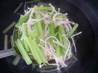 3、毛血旺,捞出控干水分。