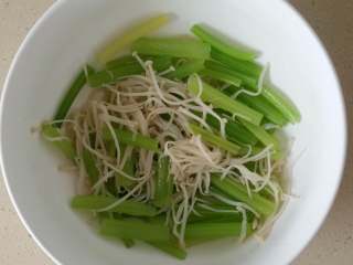 4、毛血旺,放大盆内备用，盆要够大，最后要盛下所有食材。