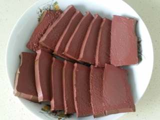 5、毛血旺,鸭血洗净切小块。