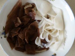 8、毛血旺,毛肚和百叶撕成大片，放冷水中浸泡，期间换几次水，洗净，沥干水分备用。