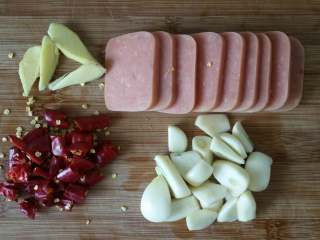 9、毛血旺,火腿切片，姜蒜切片，红辣椒切碎。