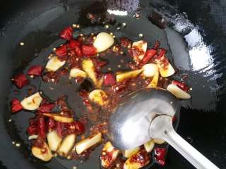 13、毛血旺,放入姜蒜和辣椒爆香。