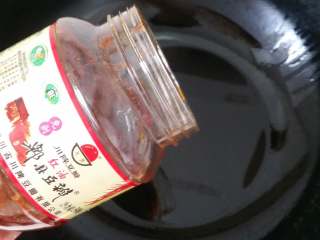 10、毛血旺,锅内放少量花生油，油微热放郫县豆瓣酱。