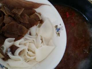 19、毛血旺,加入毛肚。