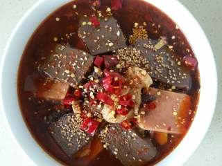 24、毛血旺,码放整齐，加汤，撒上熟白芝麻和红辣椒。