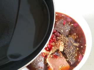 25、毛血旺,另起一锅，烧热油，迅速浇在毛血旺上。