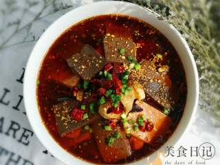 26、毛血旺,最后撒点蒜苗或小葱花点缀。