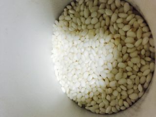 2、八宝粥,再称好同等重量的糯米，黑米和糯米量最好量相同，我也称的50g糯米