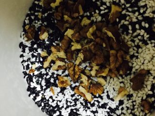 5、八宝粥,将核桃仁放入米中