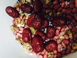 7、八宝粥,再放适量的红枣，根据喜好放