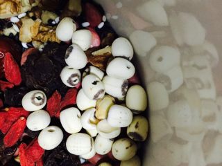 11、八宝粥,再放入适量的莲米