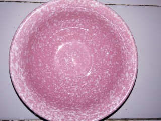 1、健康吃早餐――无油低脂手握三丝鸡蛋饼,拿一个干净的碗。