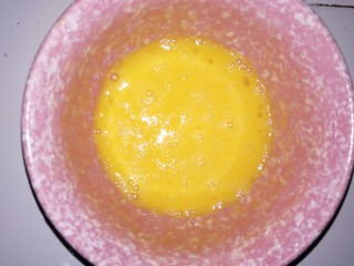 3、健康吃早餐――无油低脂手握三丝鸡蛋饼,鸡蛋打碎。