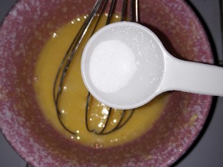 4、健康吃早餐――无油低脂手握三丝鸡蛋饼,放小半勺盐。