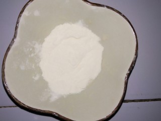 5、健康吃早餐――无油低脂手握三丝鸡蛋饼,另取一个碗,放入适量面粉。