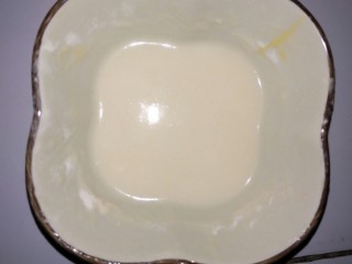 6、健康吃早餐――无油低脂手握三丝鸡蛋饼,加水搅拌成面糊,面粉大概是水的1.5倍,将面糊留一点备用,剩下的放到蛋液里和蛋液一起搅拌均匀。