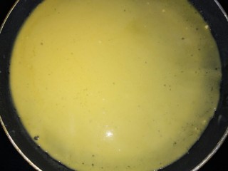 8、健康吃早餐――无油低脂手握三丝鸡蛋饼,放入蛋液糊。