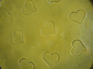 11、健康吃早餐――无油低脂手握三丝鸡蛋饼,用模具在刚刚摊的面饼上按压出形状。