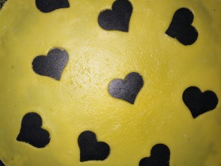 12、健康吃早餐――无油低脂手握三丝鸡蛋饼,将模具按压的形状取掉。