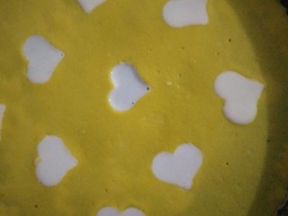 13、健康吃早餐――无油低脂手握三丝鸡蛋饼,用刚刚调好的面糊填充取掉的蛋皮。