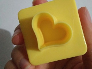 10、健康吃早餐――无油低脂手握三丝鸡蛋饼,拿出模具。