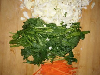 16、健康吃早餐――无油低脂手握三丝鸡蛋饼,切丝。