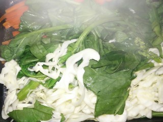 19、健康吃早餐――无油低脂手握三丝鸡蛋饼,将青菜放入锅中爆炒两分钟。