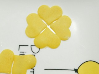 23、健康吃早餐――无油低脂手握三丝鸡蛋饼,制作蛋皮时扣掉的心形可以用来做装饰。