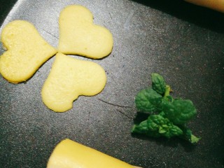 28、健康吃早餐――无油低脂手握三丝鸡蛋饼,装饰的花。