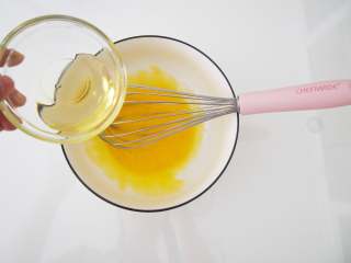 1、小黄人酸奶蛋糕,蛋黄和蛋清分离，蛋黄打散后加入玉米油，充分搅拌均匀