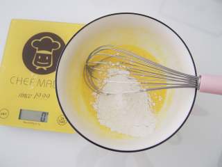 3、小黄人酸奶蛋糕,筛入低筋面粉，切拌至无面粉颗粒，盖上保鲜膜放置一旁备用