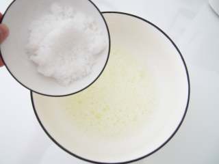 4、小黄人酸奶蛋糕,蛋白中加入几滴柠檬汁（不加也可以），打发出鱼眼泡加入三分之一糖