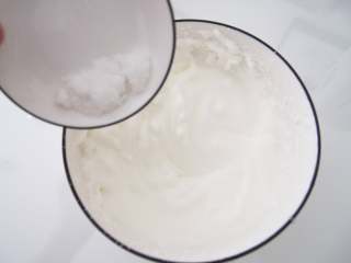 5、小黄人酸奶蛋糕,打发出现纹路加第二次糖，继续打发至纹路明显加入第三次糖，打至干性发泡