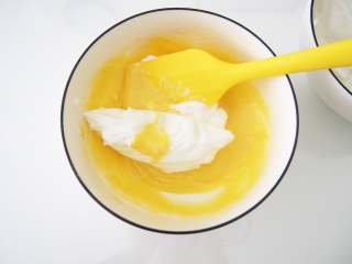 6、小黄人酸奶蛋糕,取三分之一的蛋白加入蛋黄糊中，切拌均匀